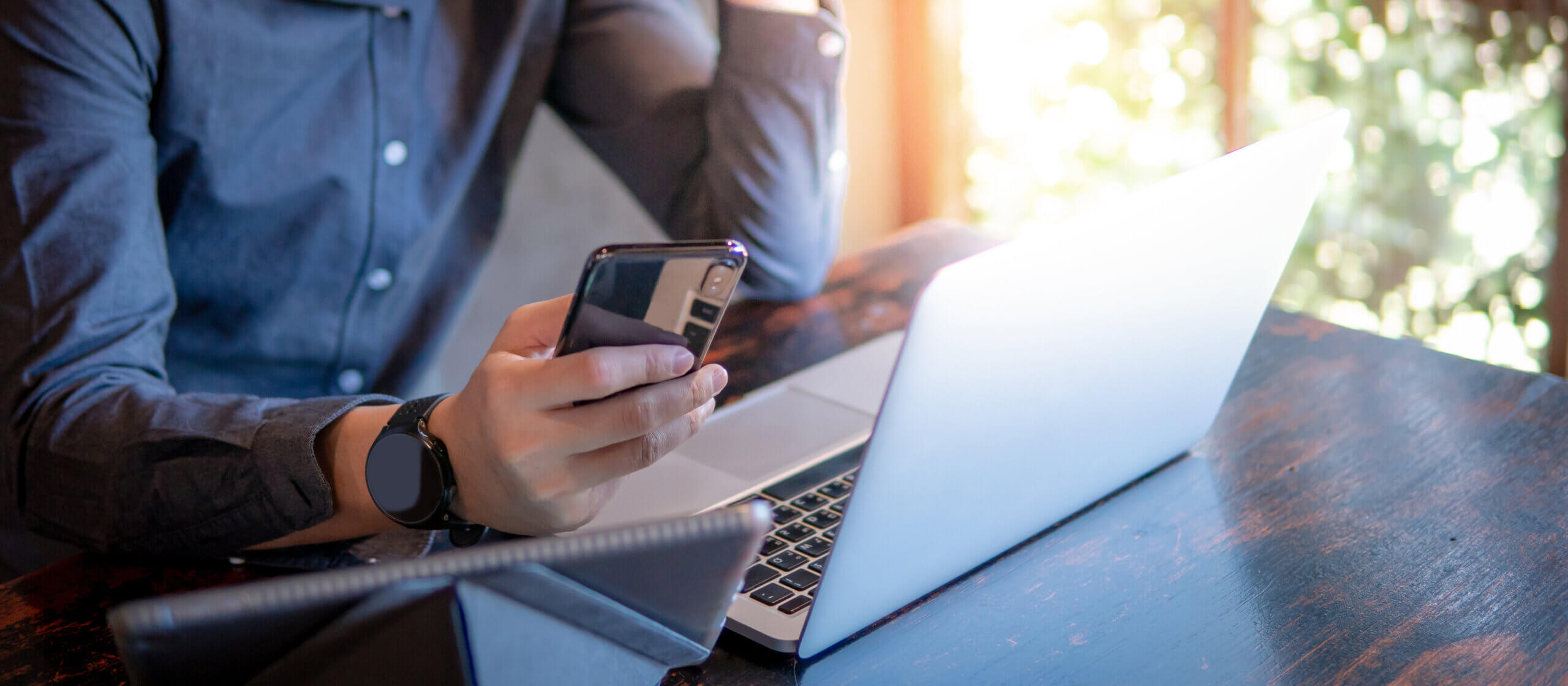 Man holding smartphone.